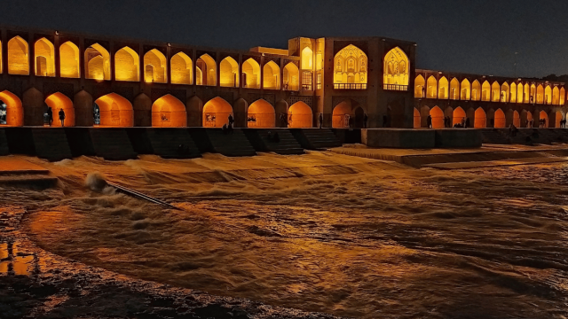 esfahan isfahan river iran zayanderood