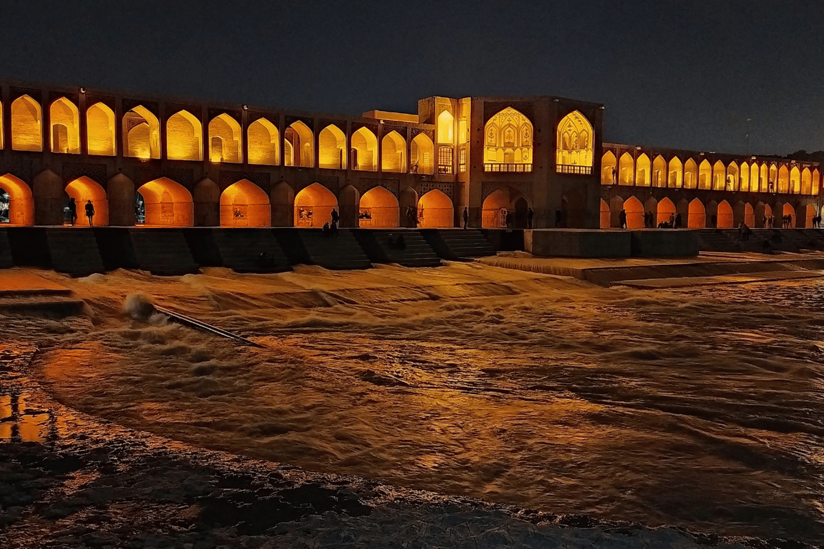 esfahan isfahan river iran zayanderood